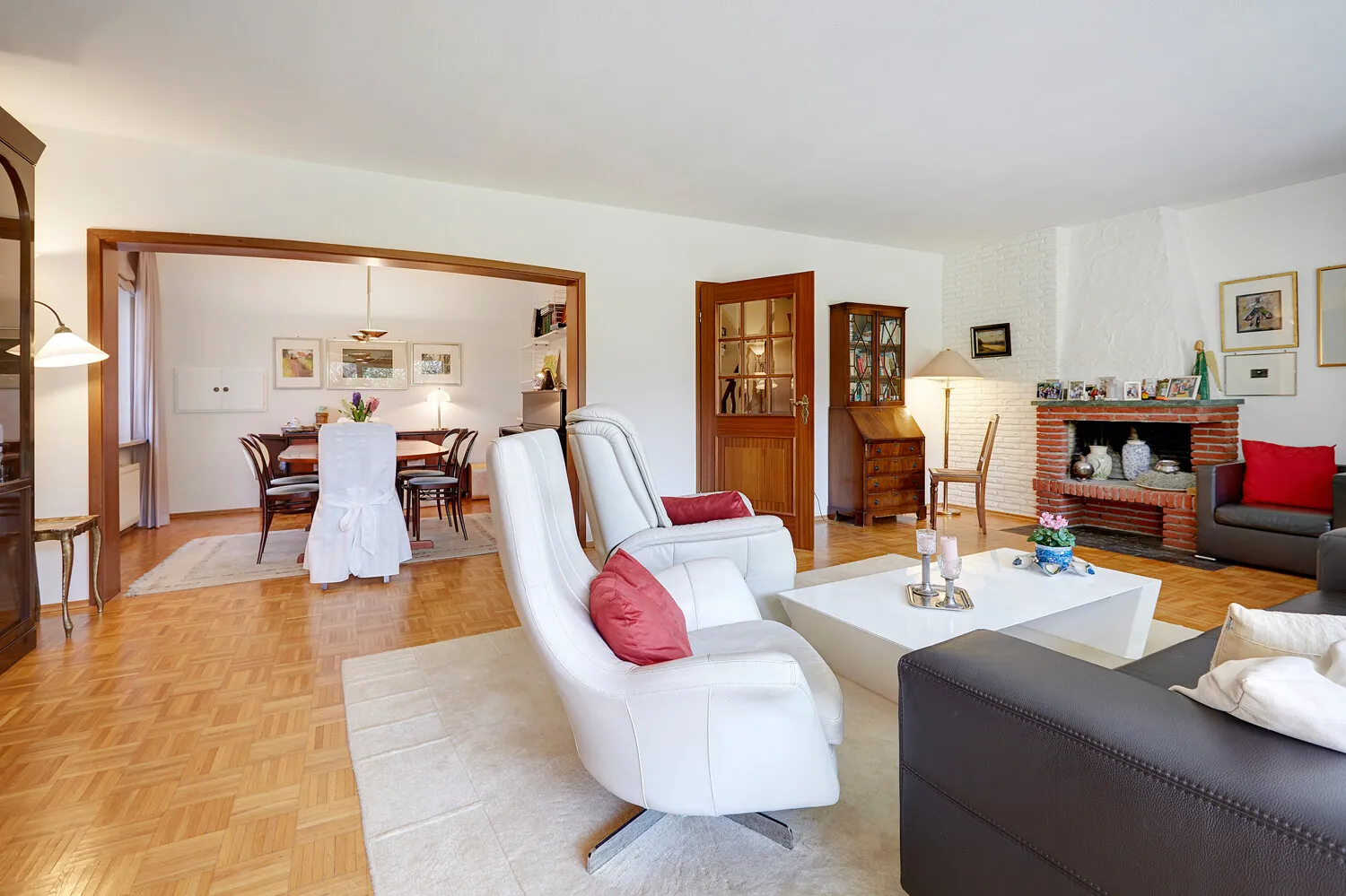 Wohnzimmer mit Kamin
