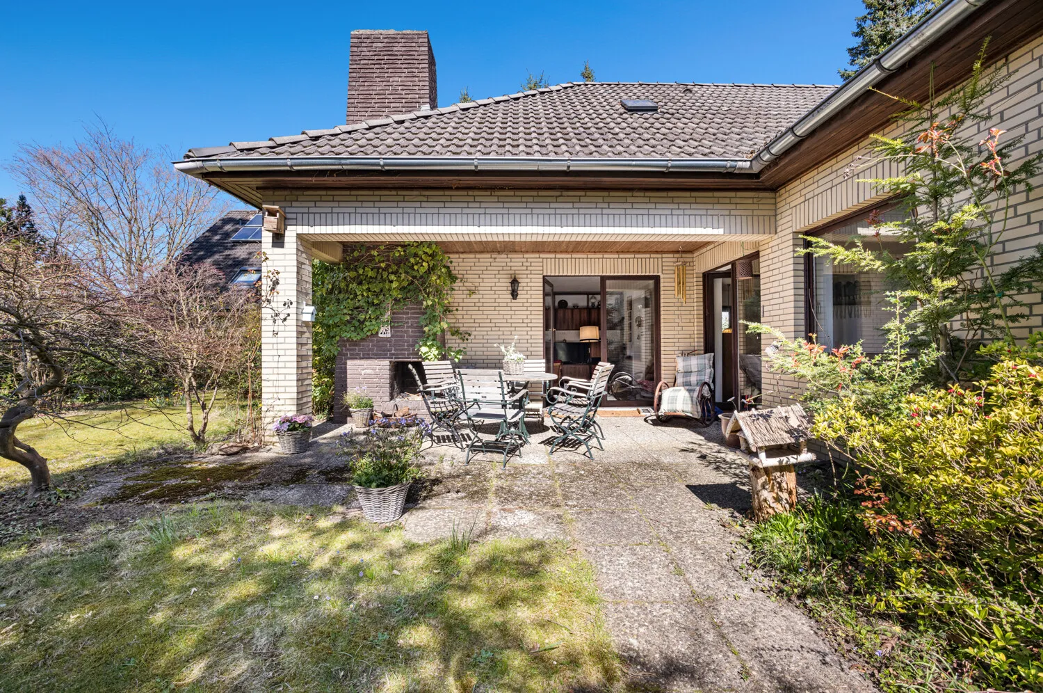 Überdachte Terrasse mit Außenkamin