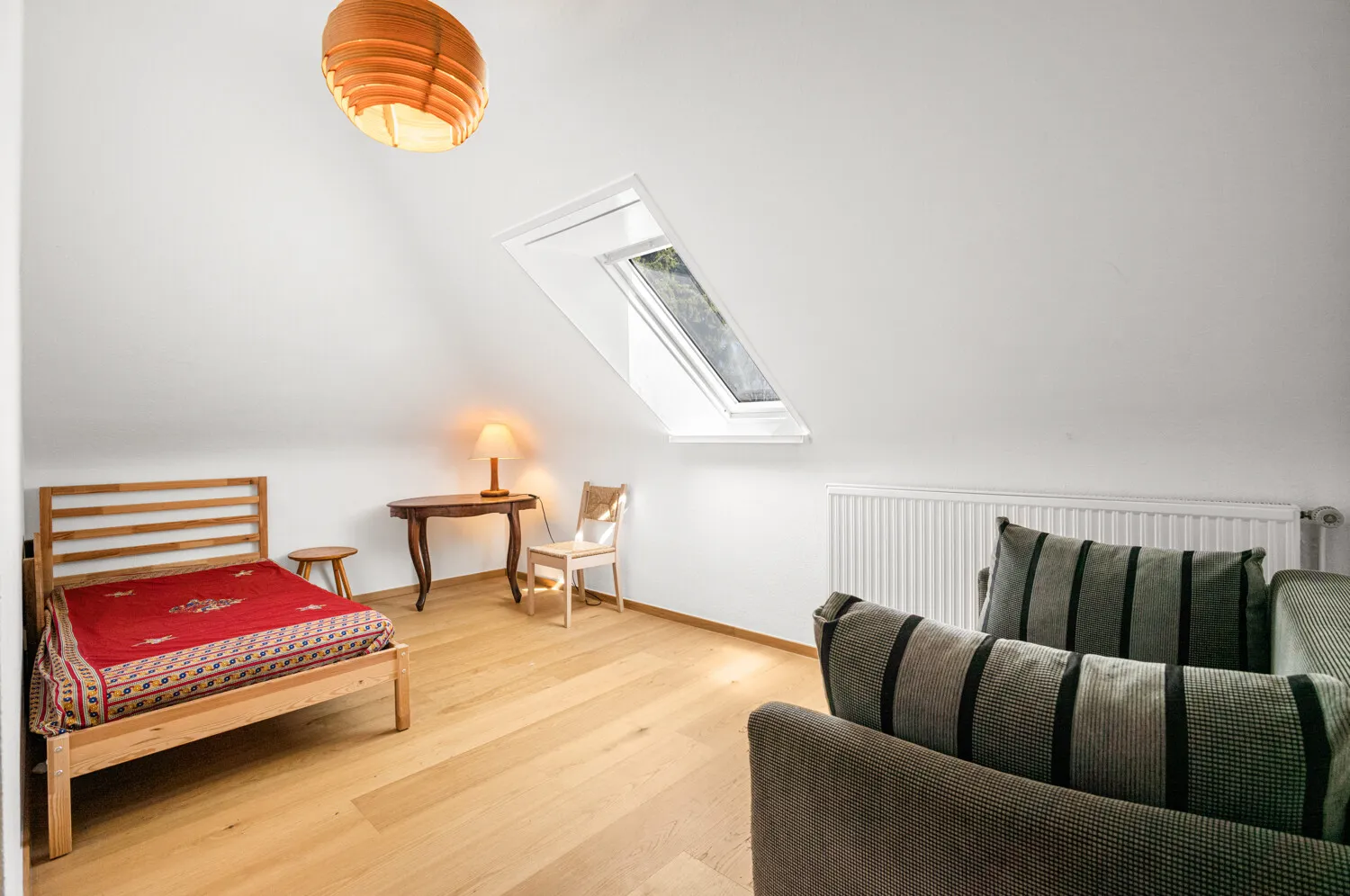 Modernes Zimmer im Dachgeschoss
