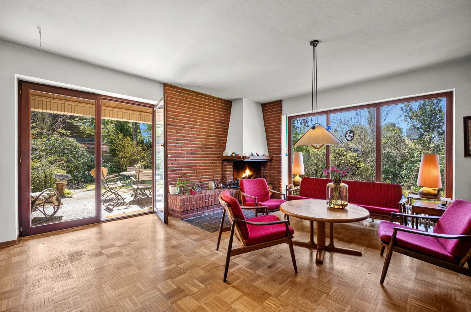 Kaminecke mit Übergang zur überdachten Terrasse