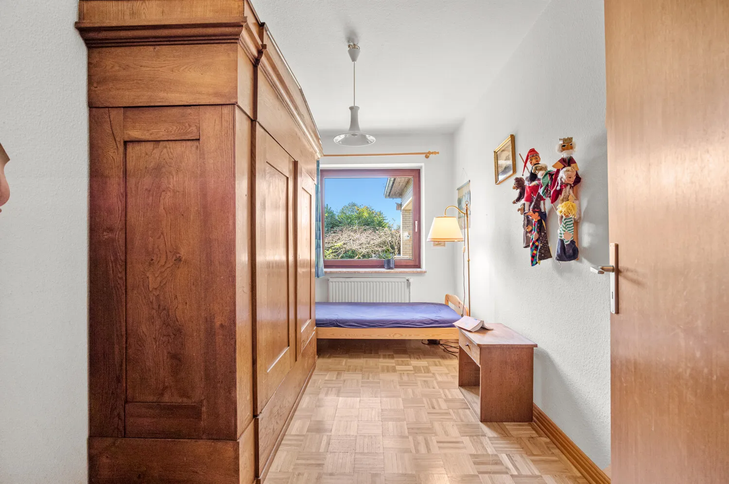 Kleines Gästezimmer mit Blick in den Garten