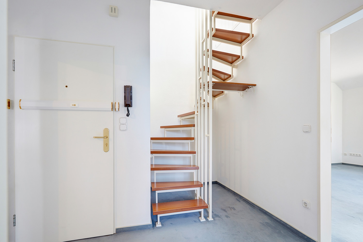 Treppenaufgang mit Garderobe