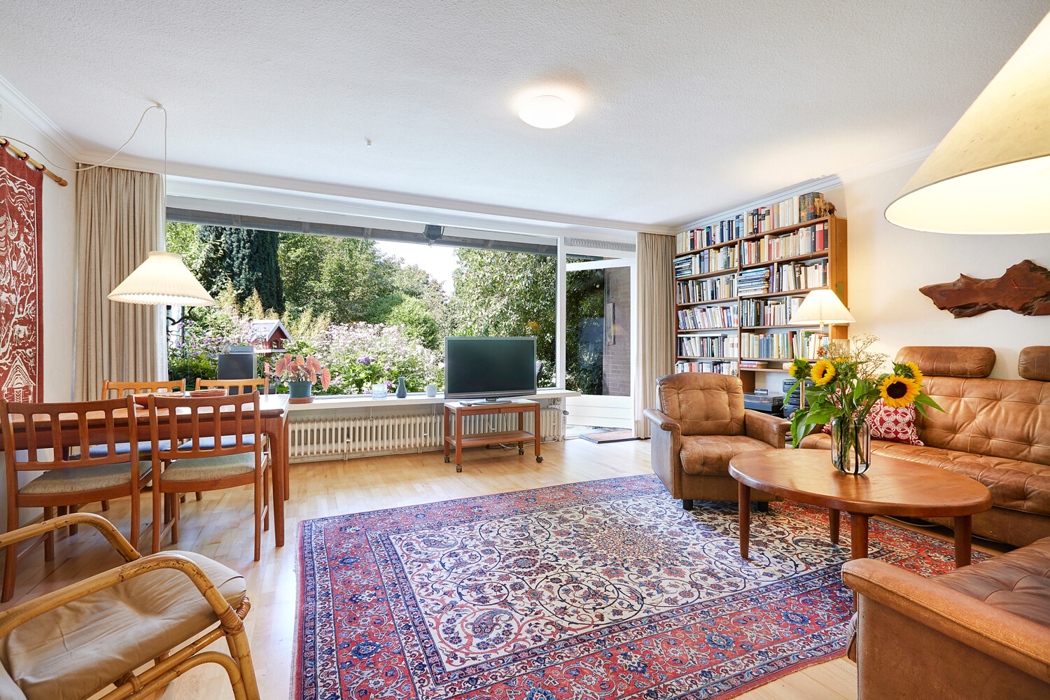 Wohn- und Esszimmer mit Panoramafenster