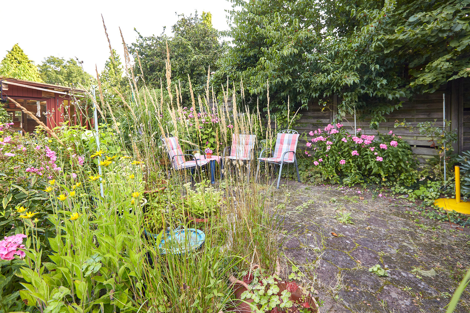 Weitere Terrassenfläche und Gartenhaus