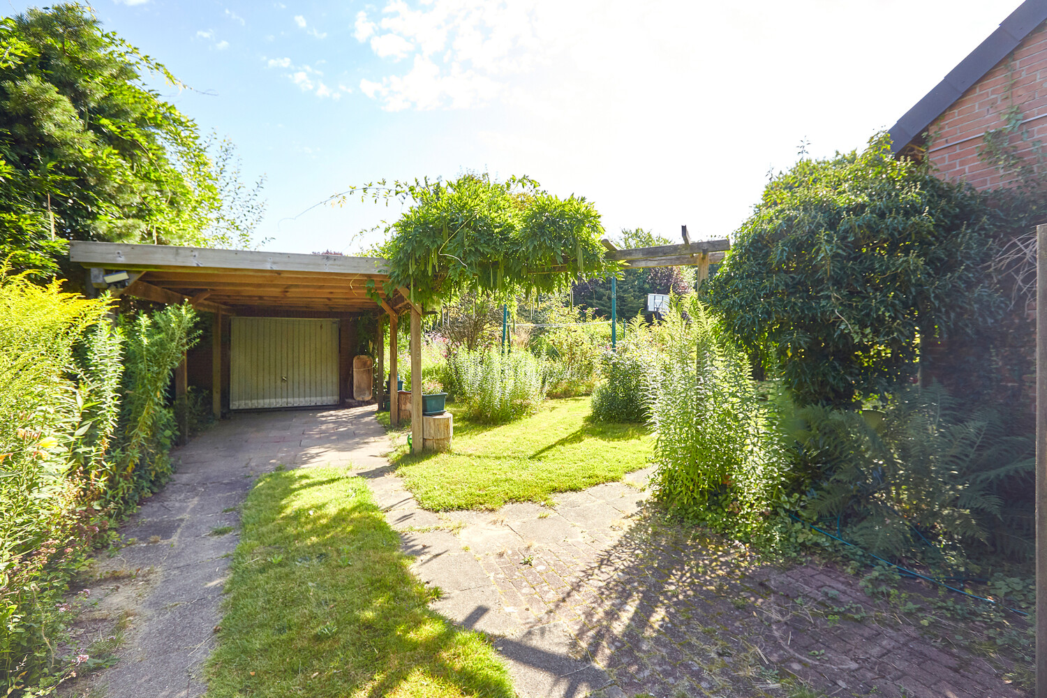 Carport und Garage