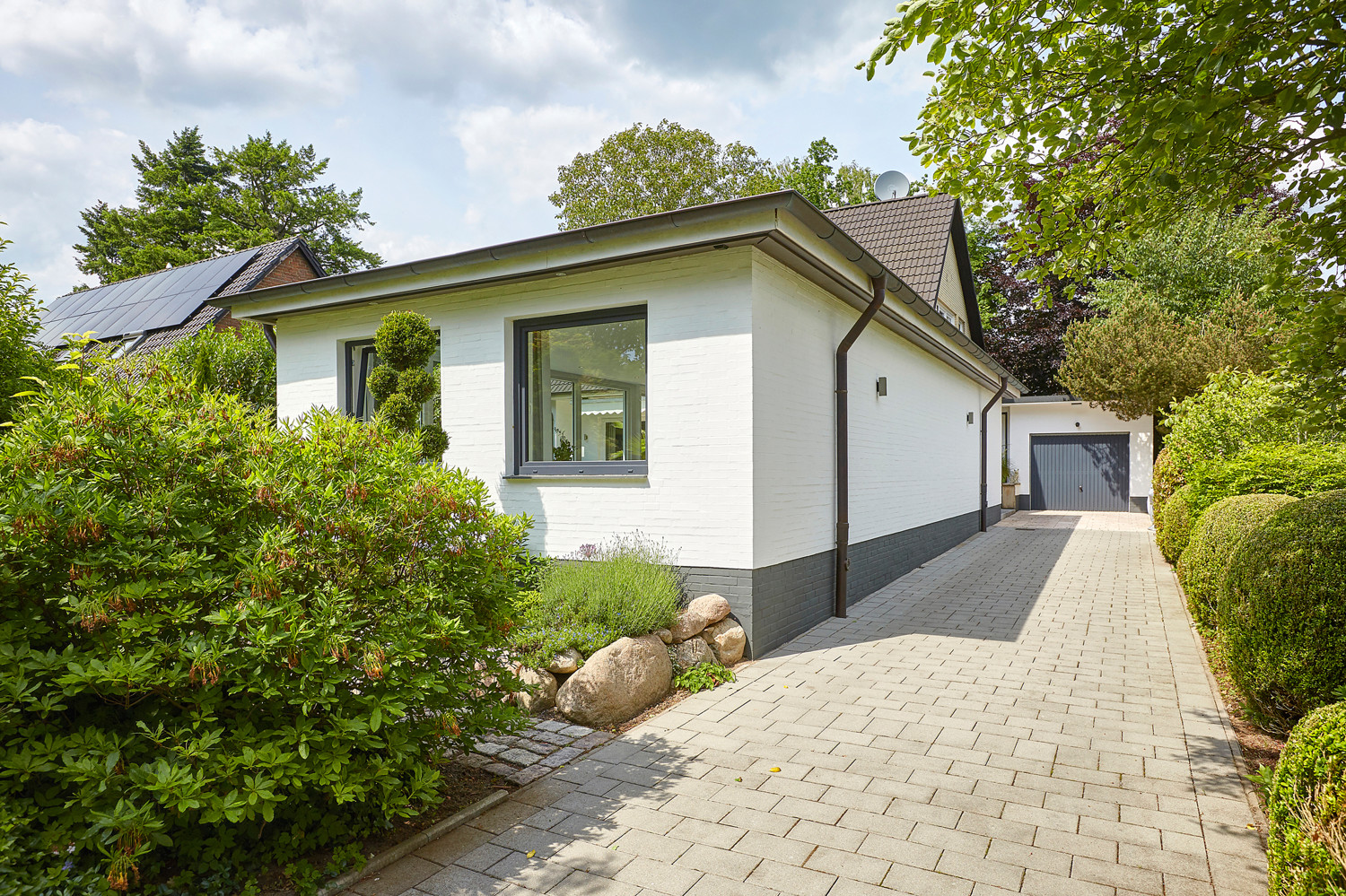Zuwegung und Garage