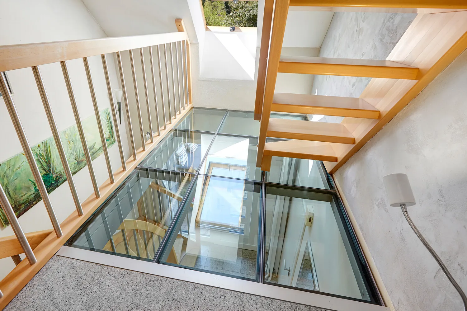 Galerie mit Glasboden und Aufgang zum Spitzboden