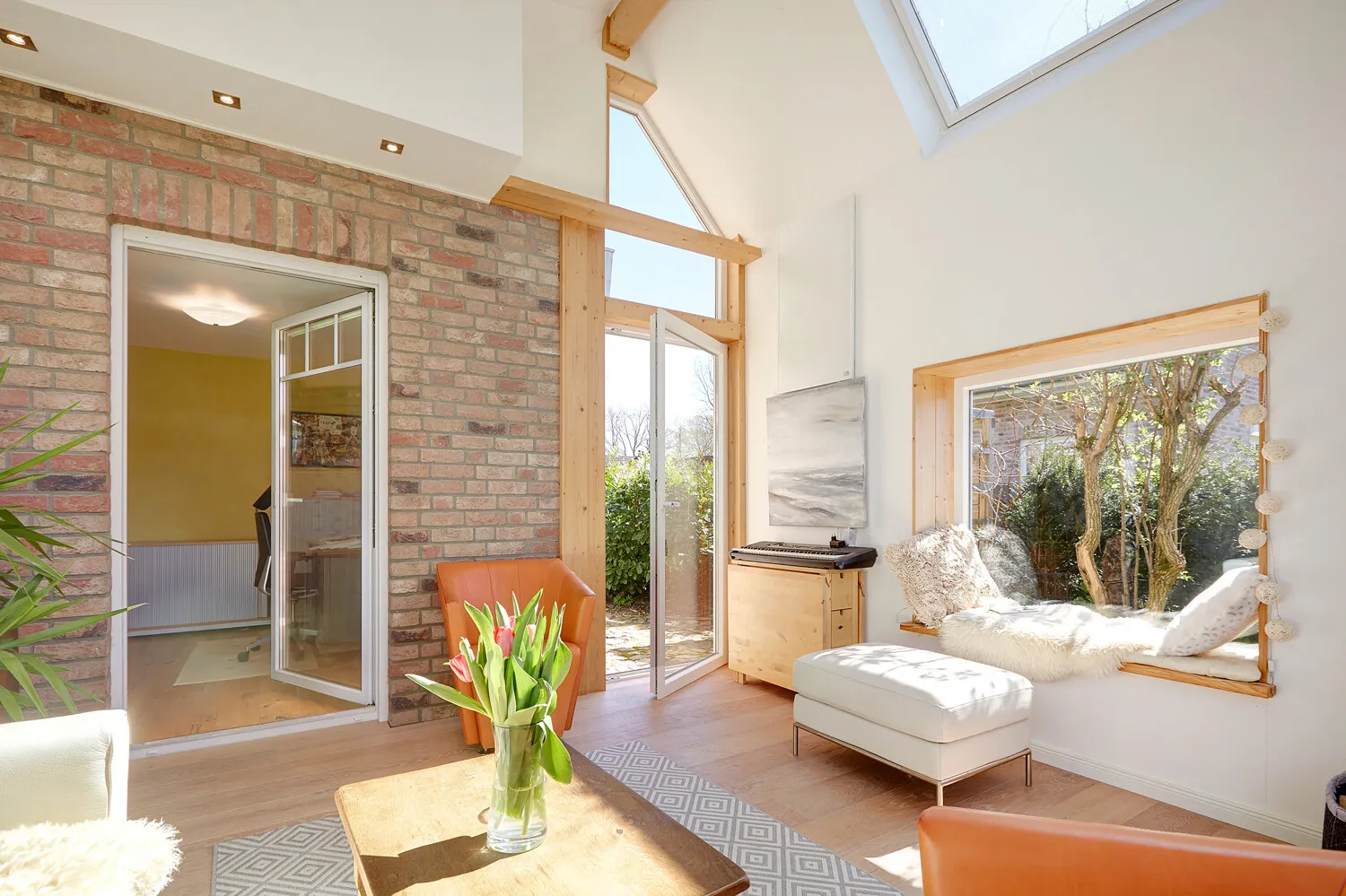 Stylisches Sitzfenster und Klinkerwand