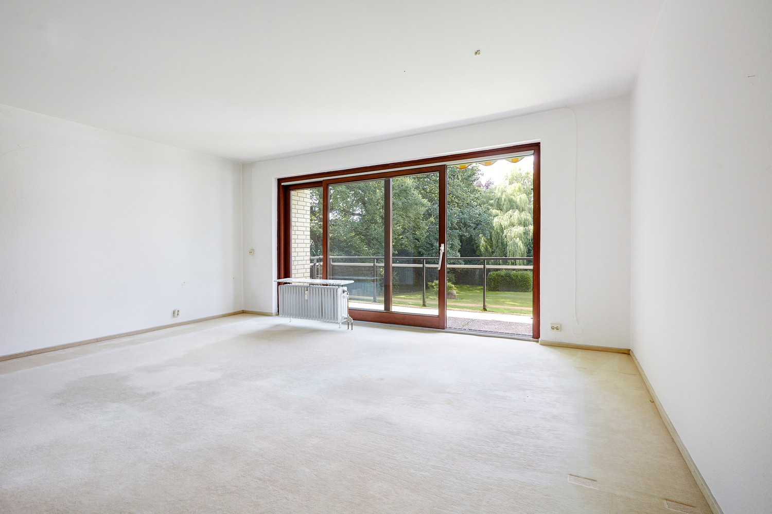 Wohnzimmer mit Zugang zum Balkon
