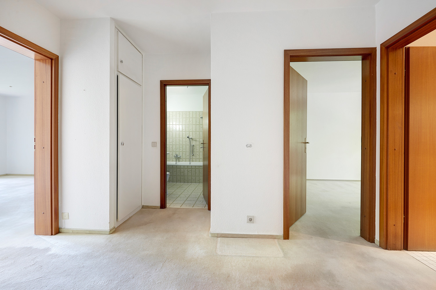 Garderobe und Zugang zum Bad und Schlafzimmer