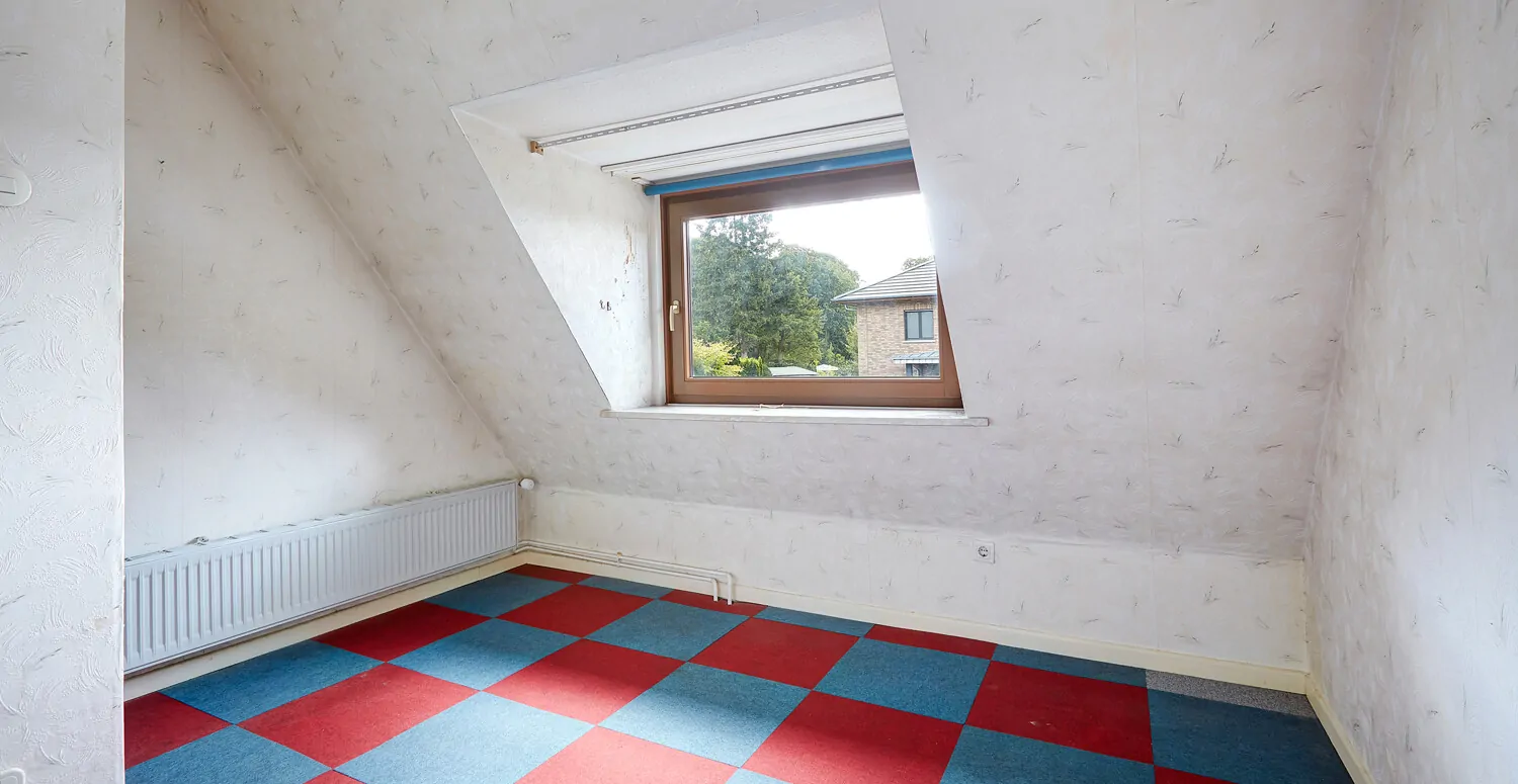 Zimmer mit Gaube zur Straßenseite