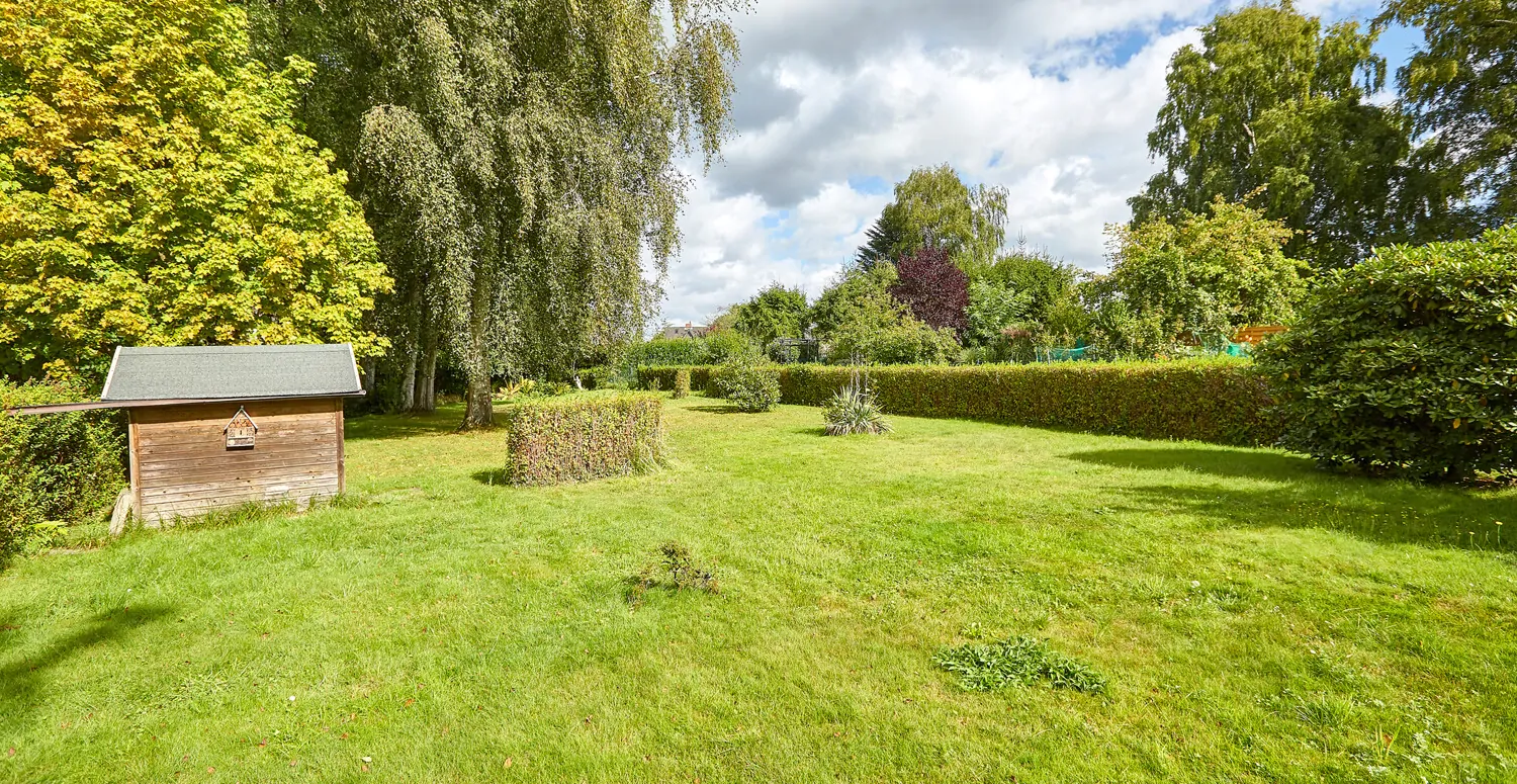 Weitläufiges Grundstück von Hecken umsäumt