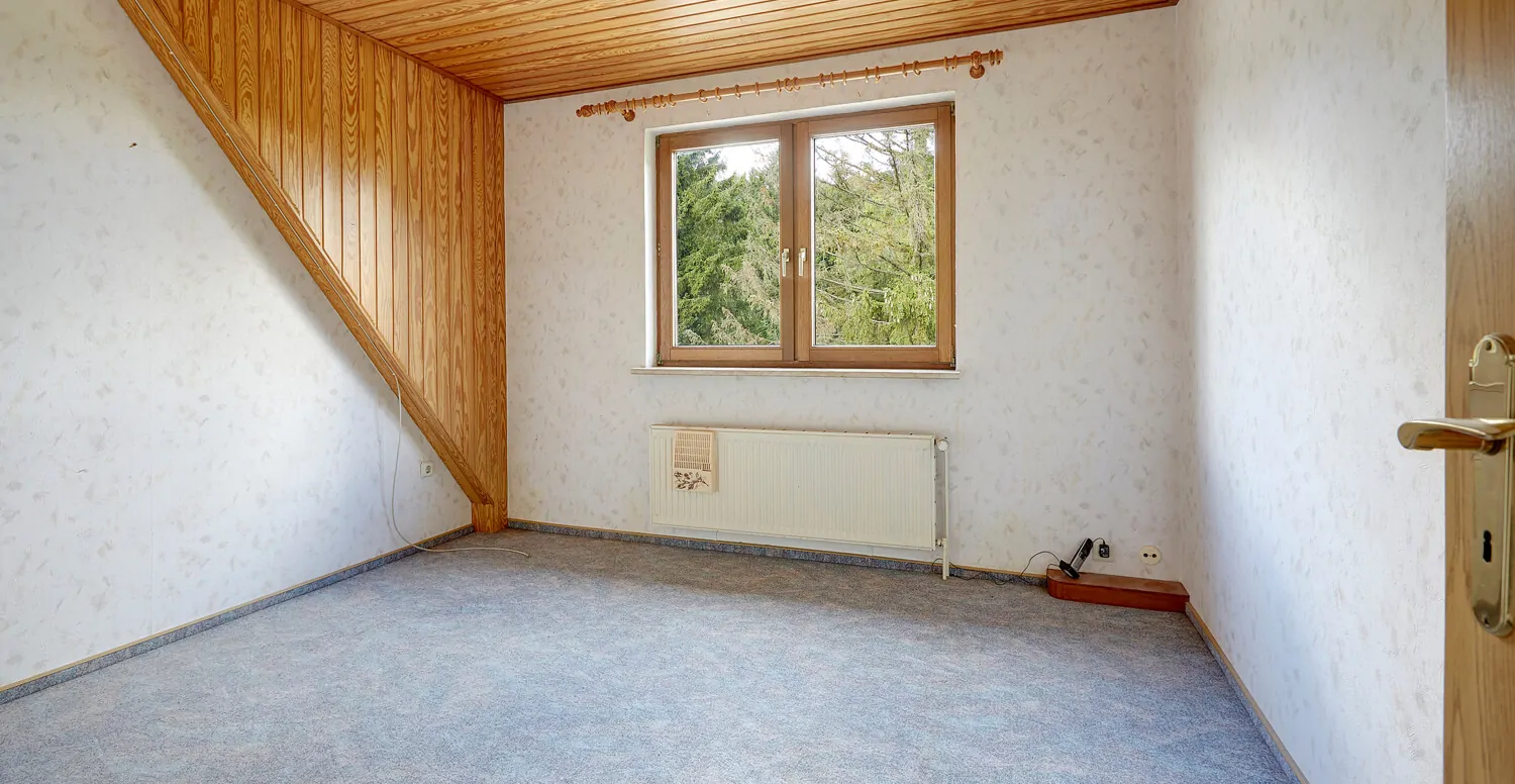 Zimmer mit Gaube zum Garten