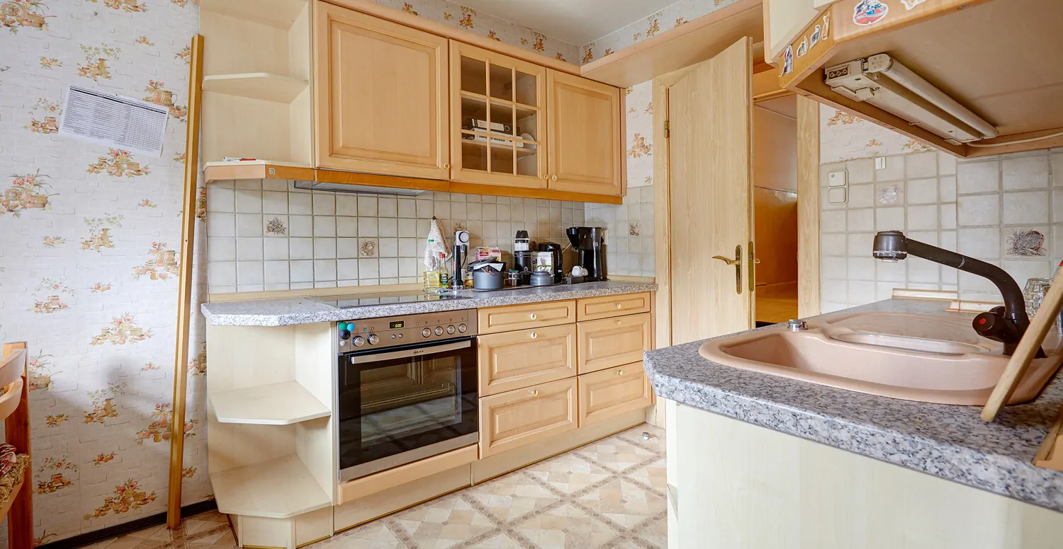 Küche mit Speisekammer