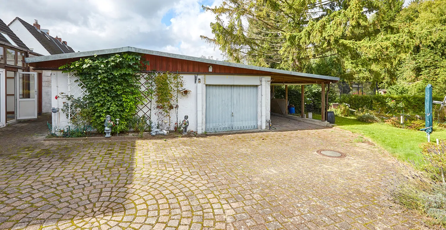 Hoffläche mit Werkstatt, Garage und Carport