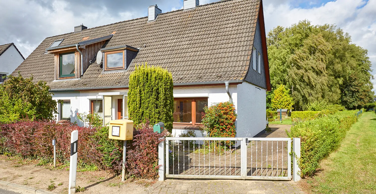 Hausansicht und Zufahrt