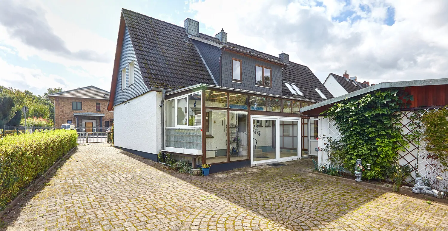 Zufahrt und hintere Hoffläche