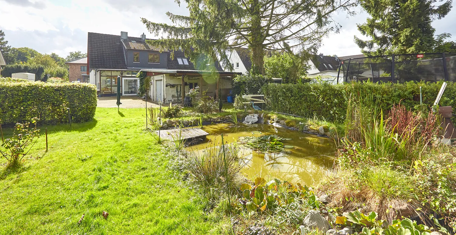 Teichanlage mit kleinem Steg