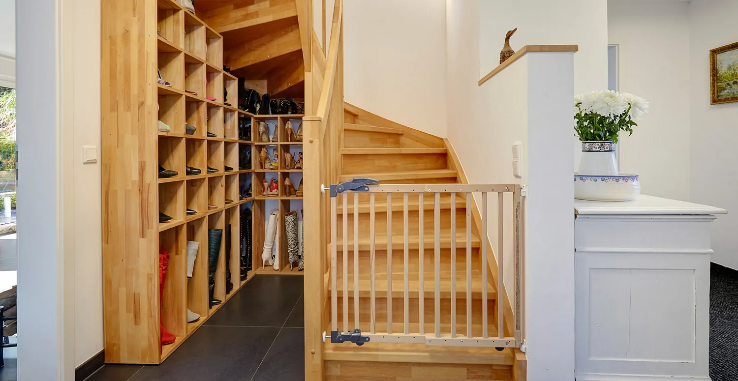 Massivholztreppe ins Obergeschoss