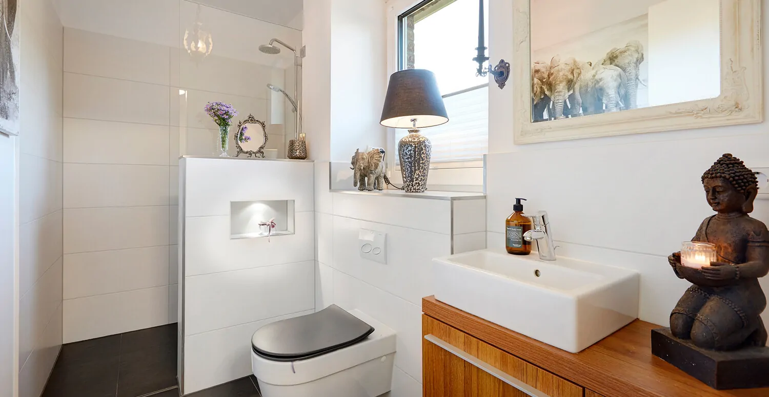 Gäste-WC mit Dusche im Erdgeschoss