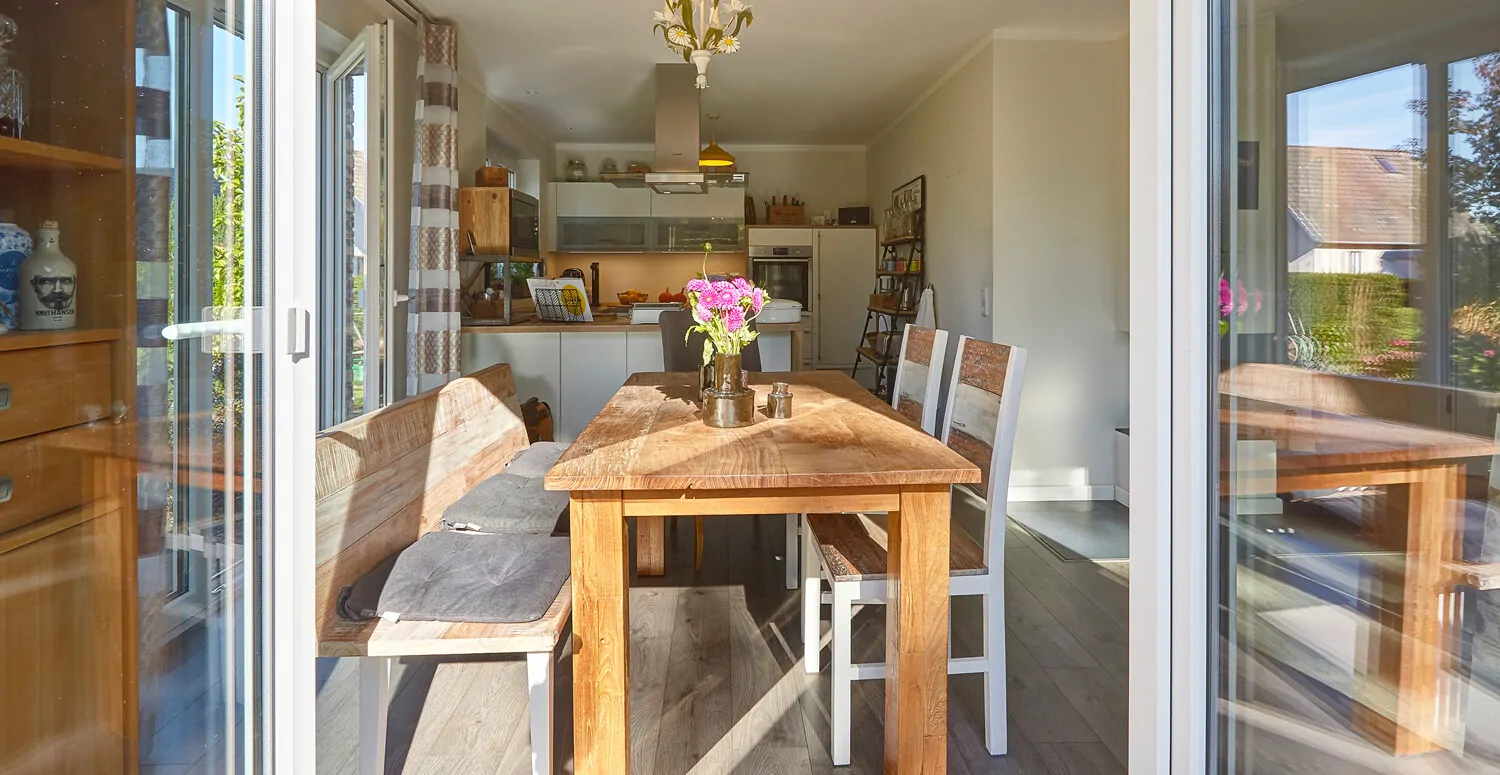 Essbereich mit Zugang zur Terrasse