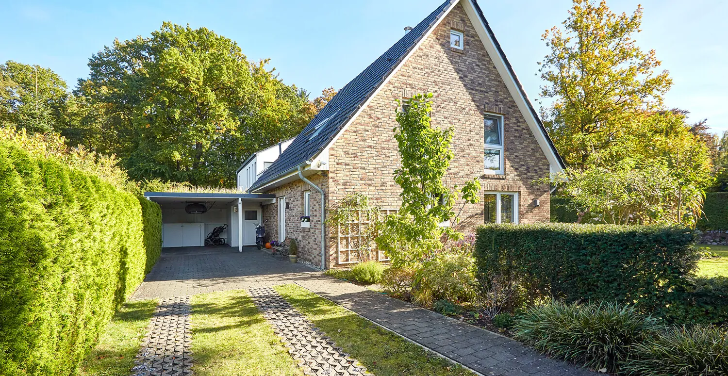 Carport und Auffahrt