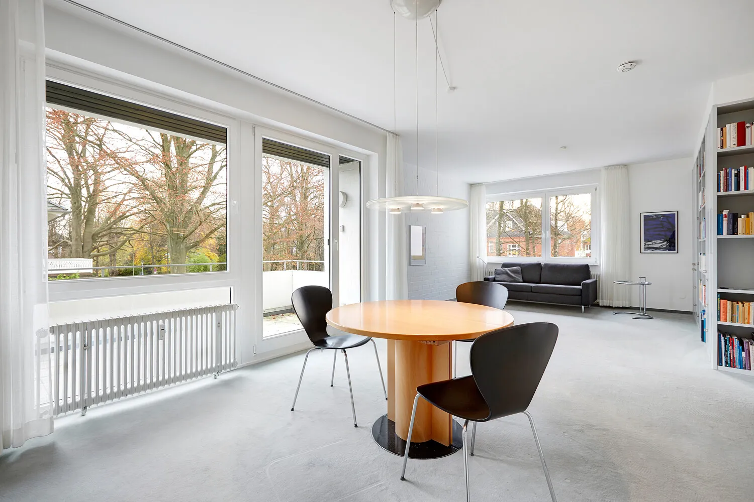 Wohnbereich mit Balkonzugang