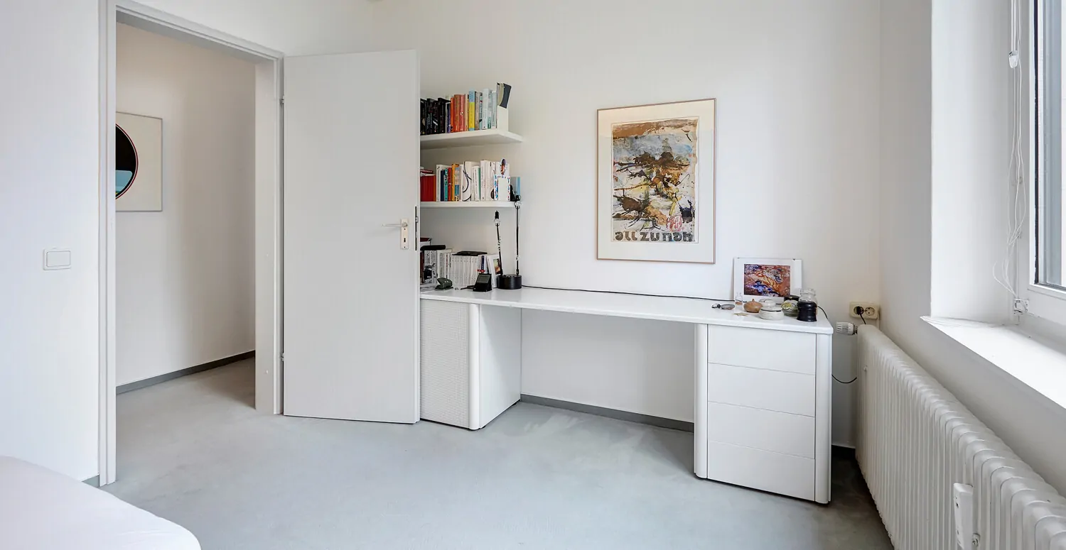 Schlafzimmer mit Arbeitsplatz