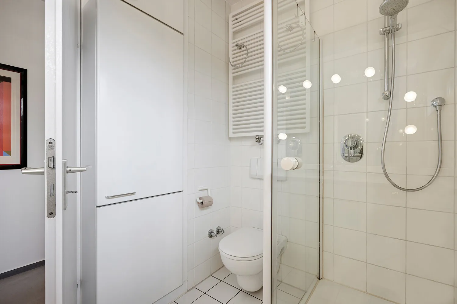 Badezimmer mit Duschkabine