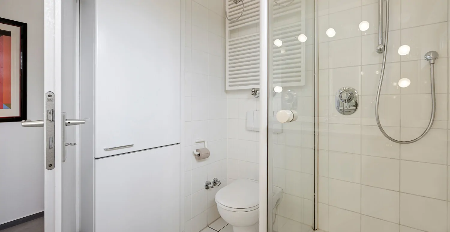 Badezimmer mit Duschkabine