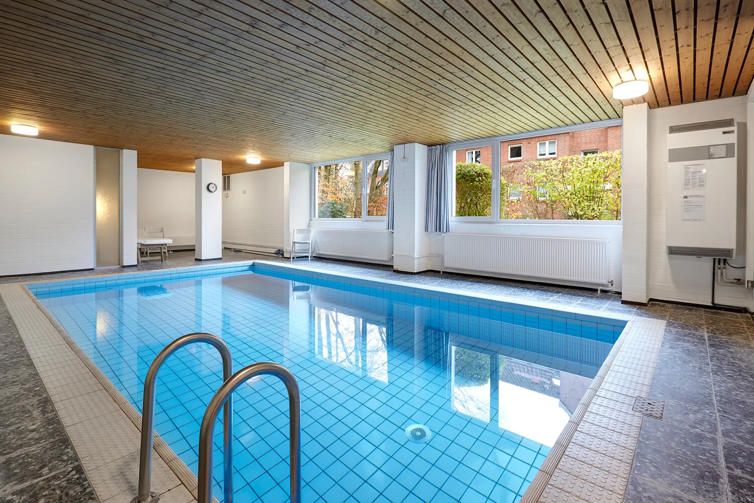 Schwimmbad im Untergeschoss