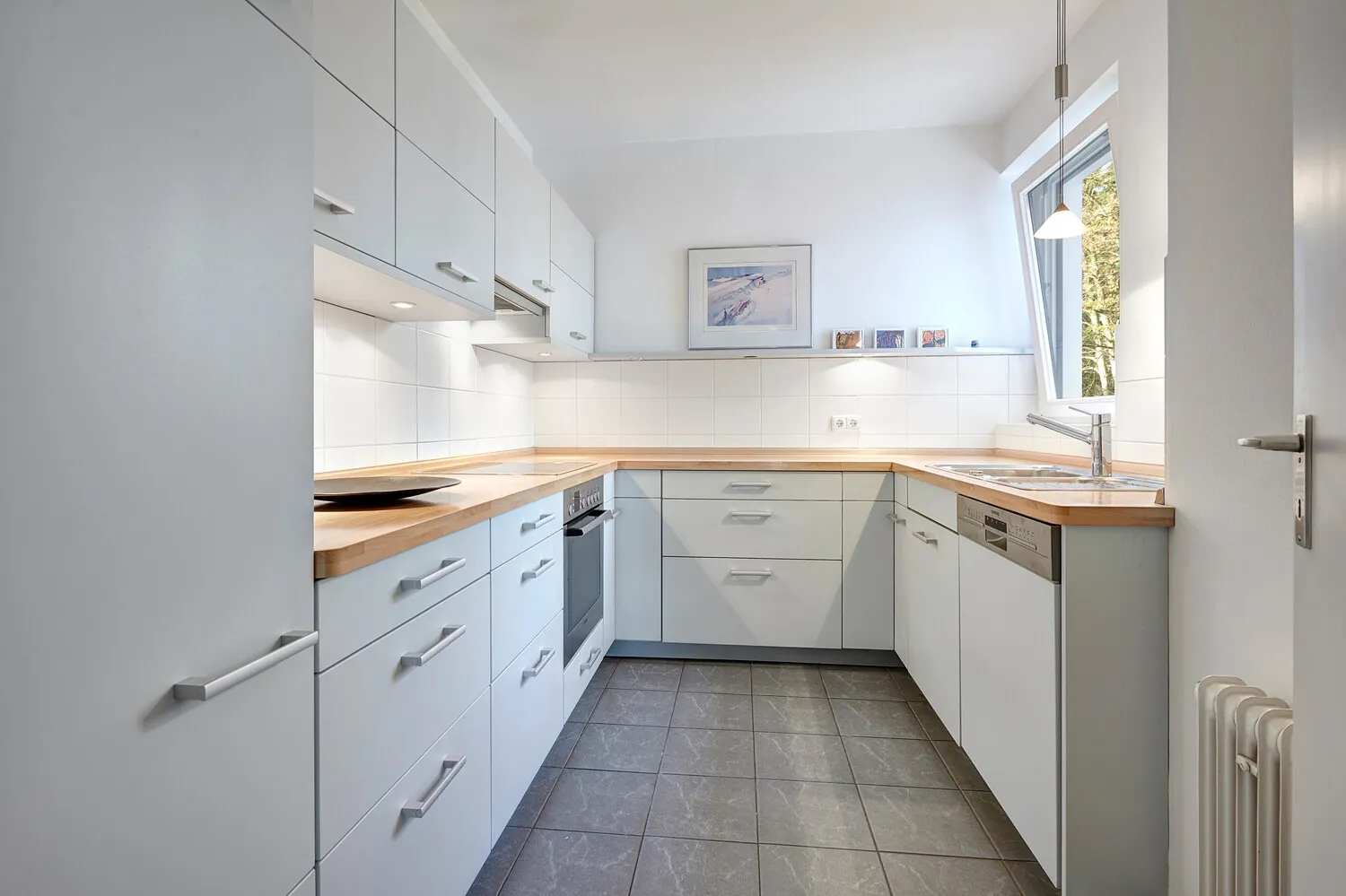 Zeitlose Einbauküche mit viel Stauraum