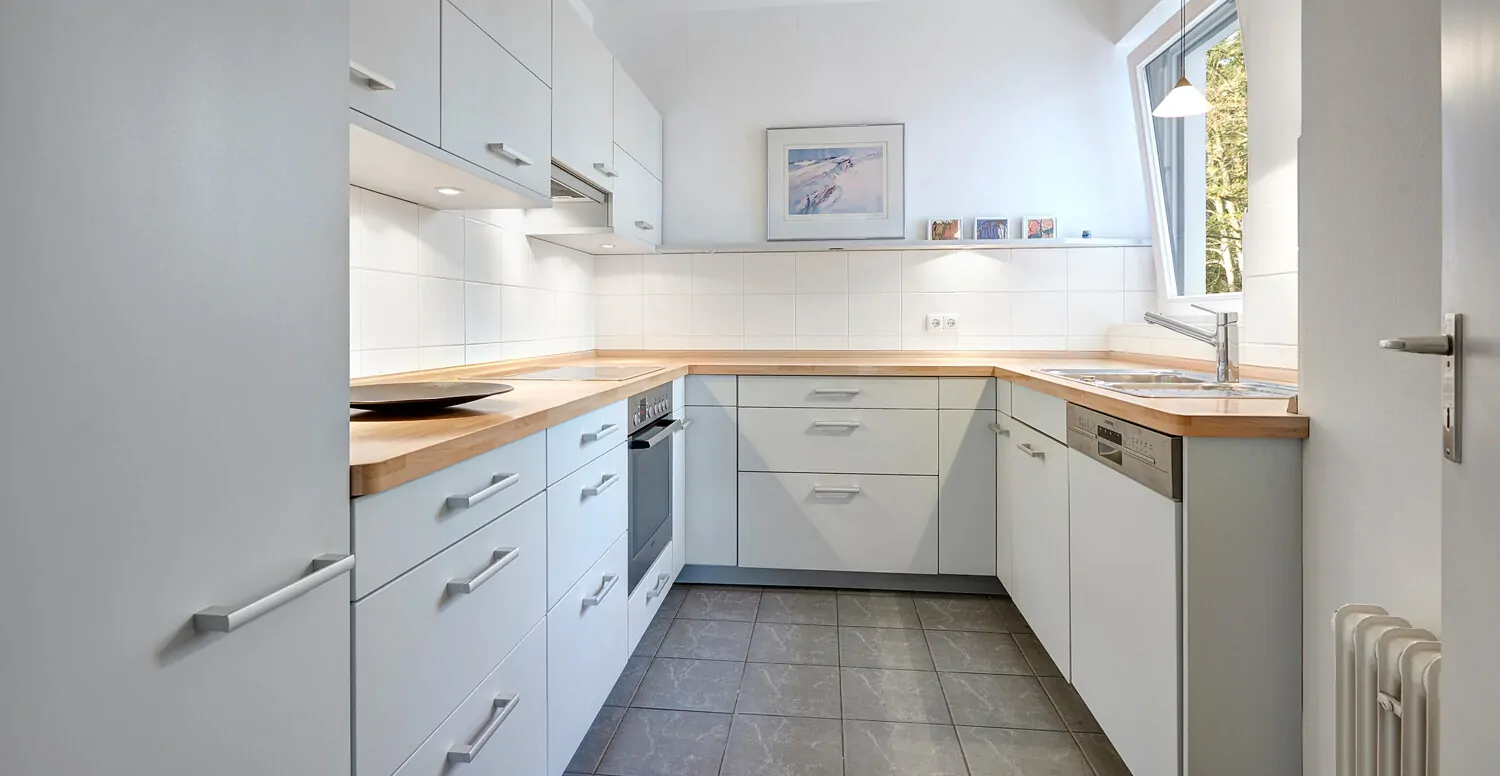 Zeitlose Einbauküche mit viel Stauraum