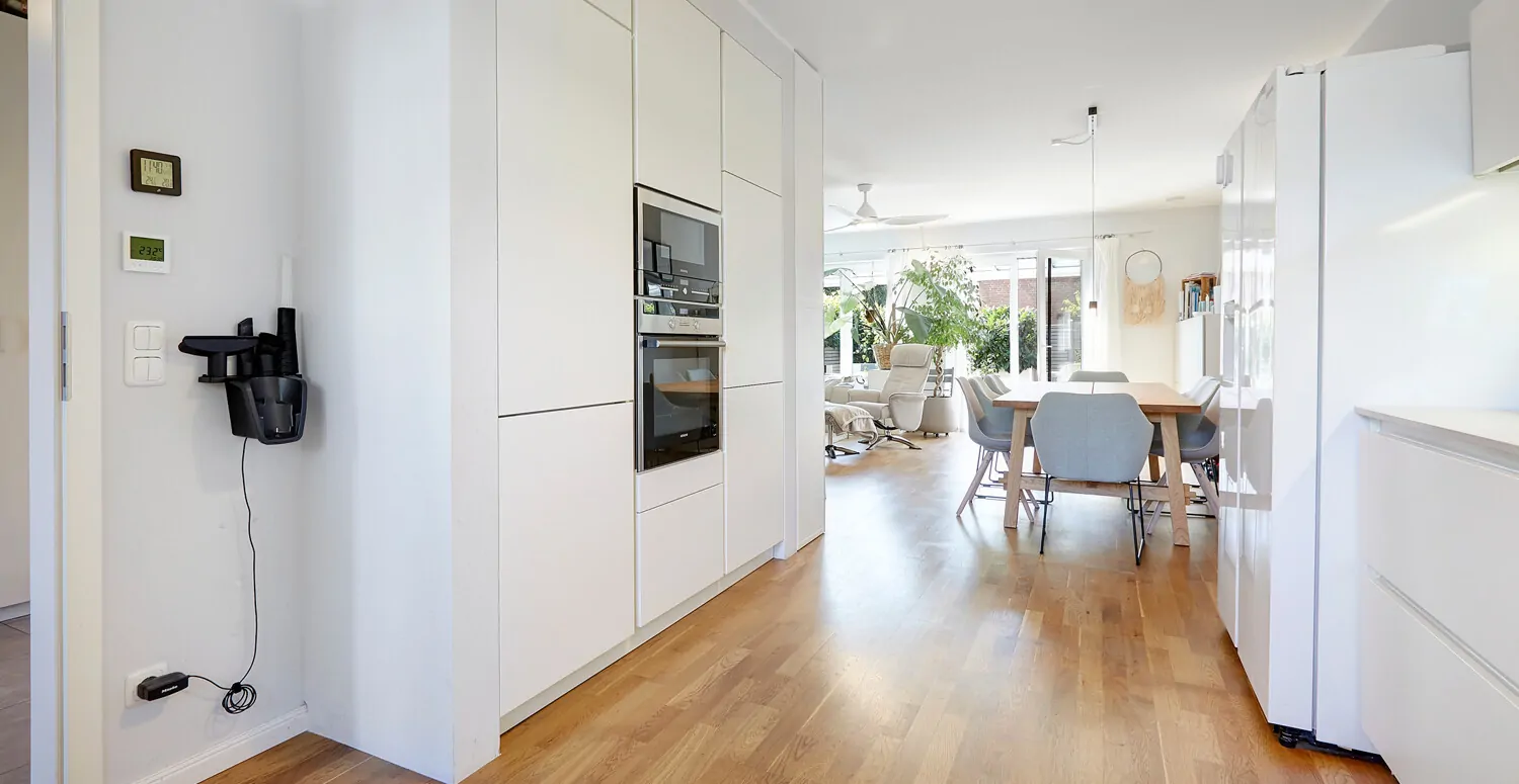 Küche mit Blick zum Essbereich