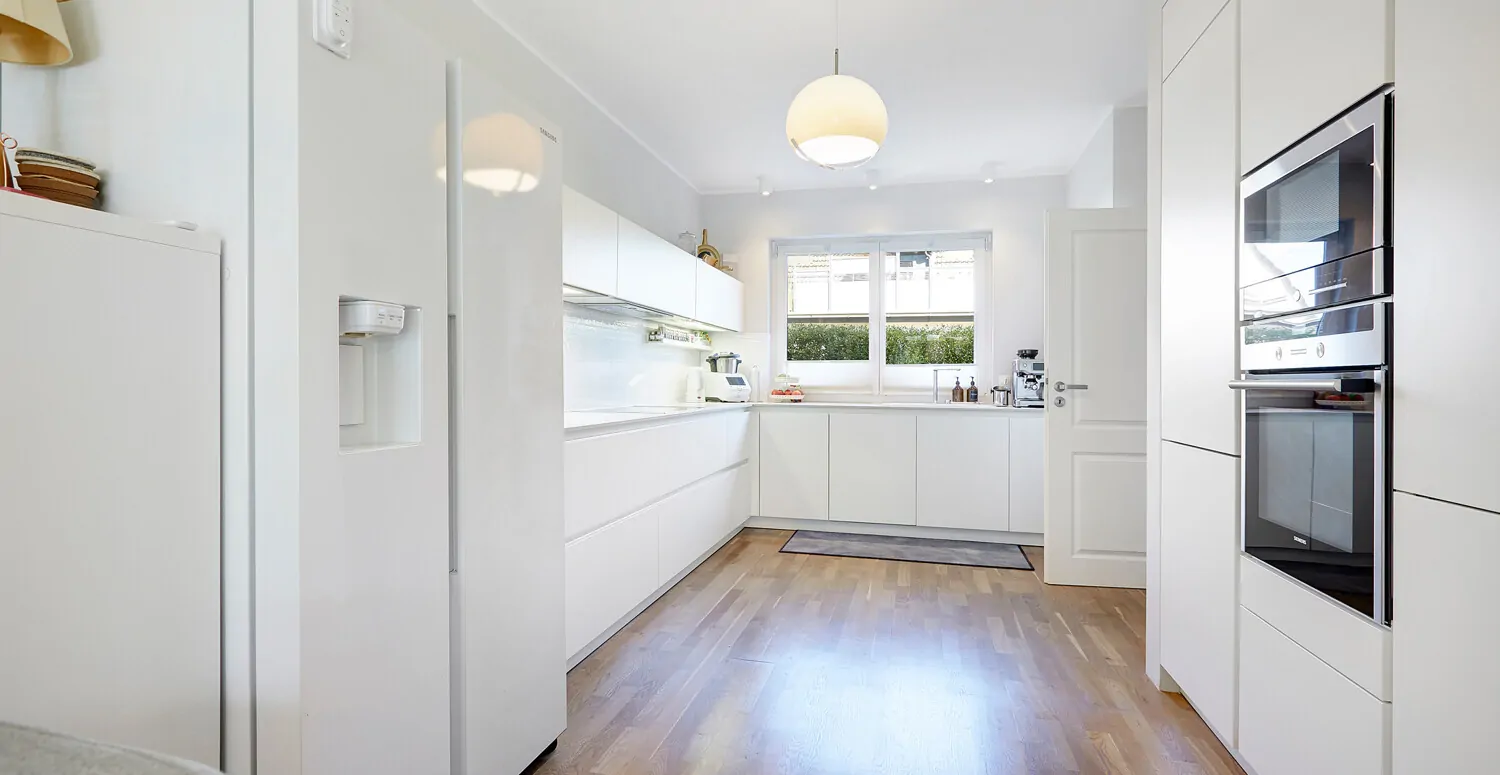 Moderne, geräumige Küche