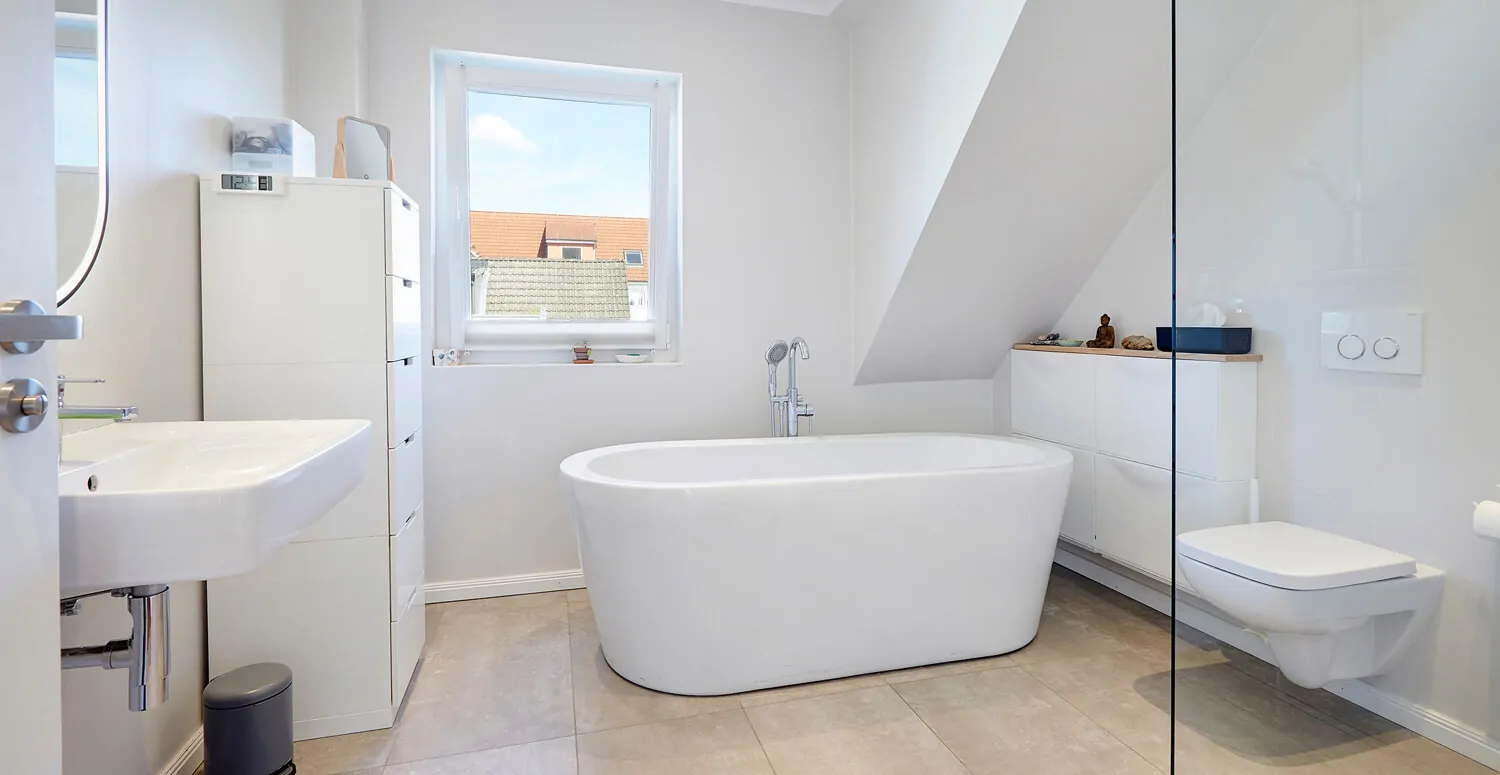 Badezimmer mit freistehender Wanne