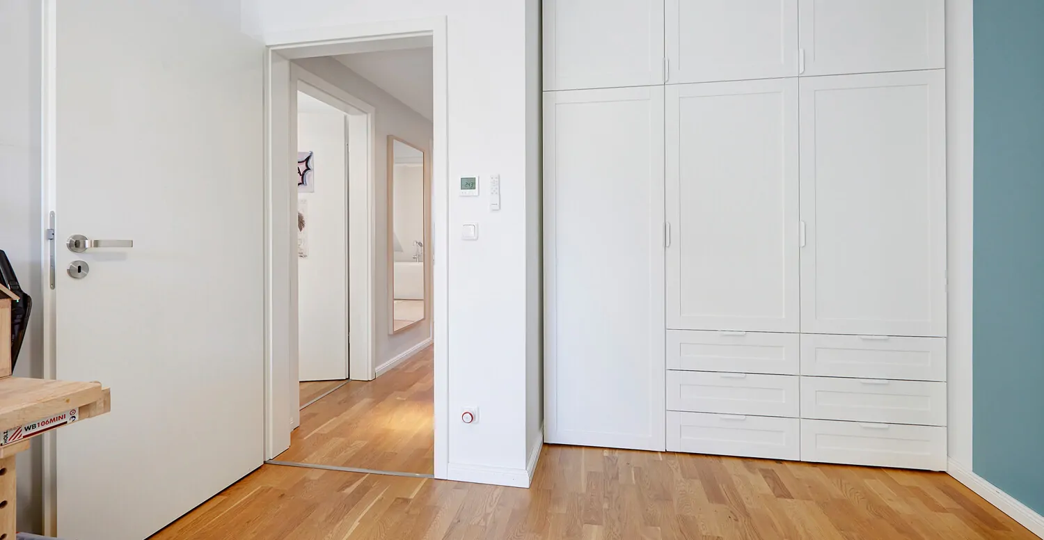 Kinderzimmer mit Schranknische