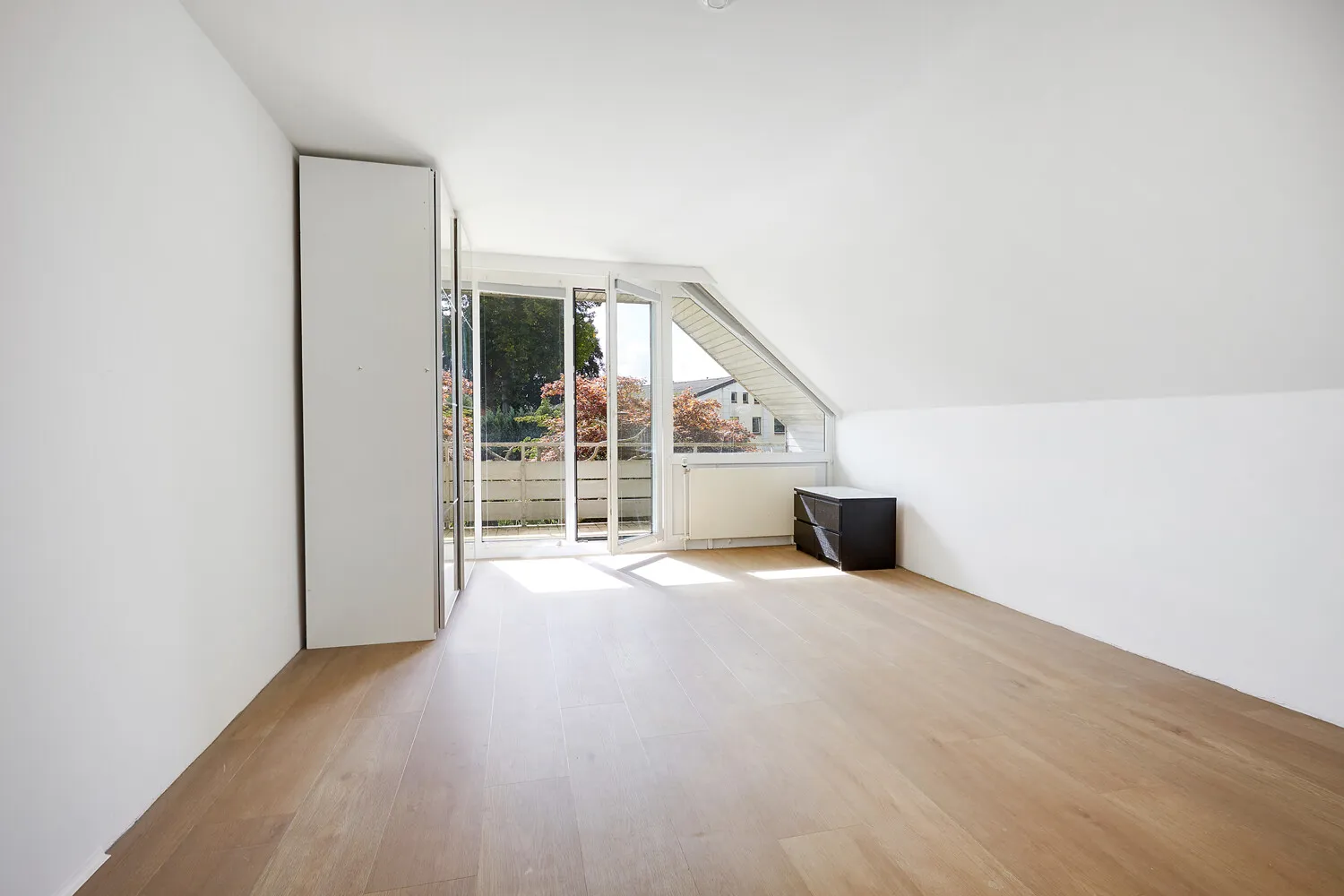 Schlafzimmer mit Zugang zur Süd-Loggia