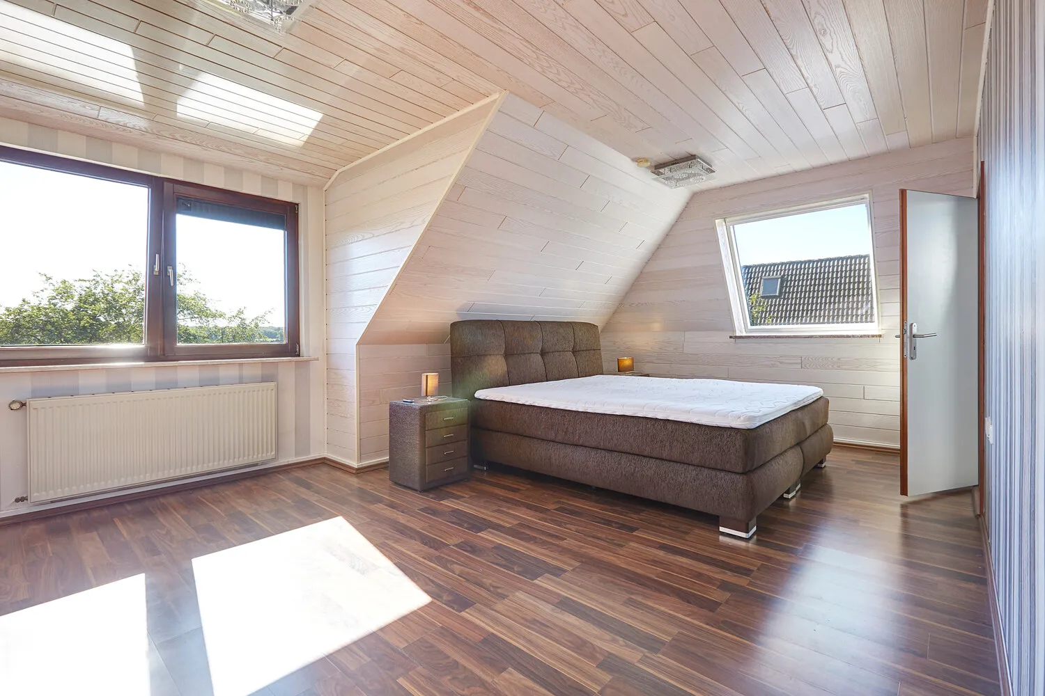 Gut belichtetes Schlafzimmer mit Ankleide