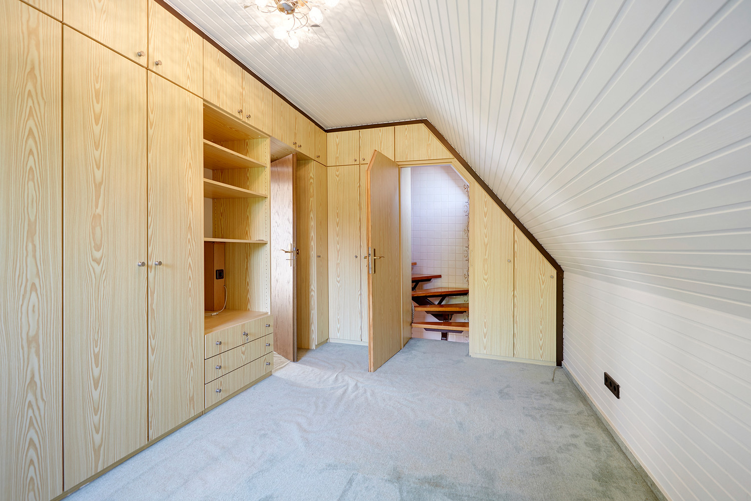 Zimmer 3 mit Treppenaufgang ins Dachgeschoss