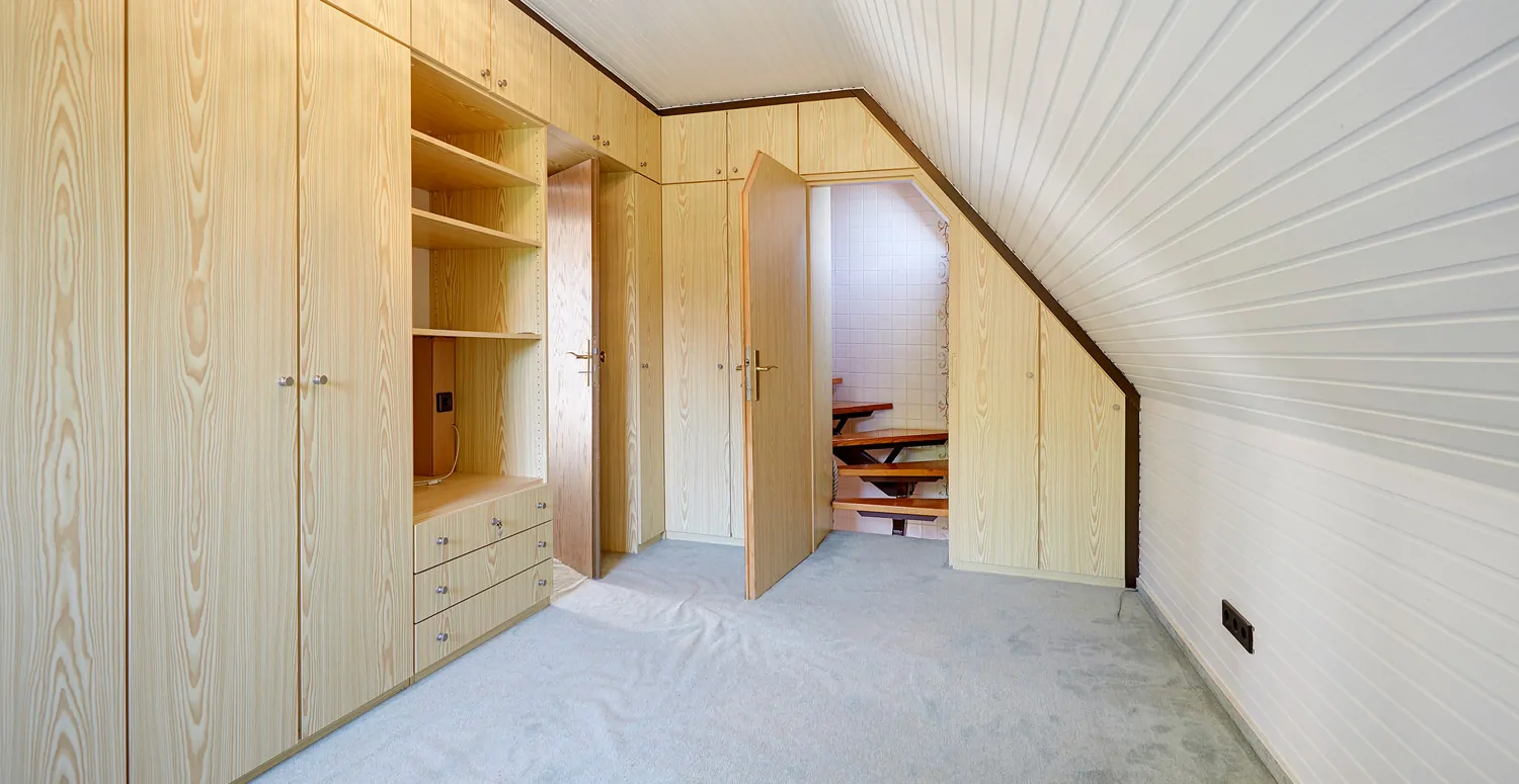 Zimmer 3 mit Treppenaufgang ins Dachgeschoss