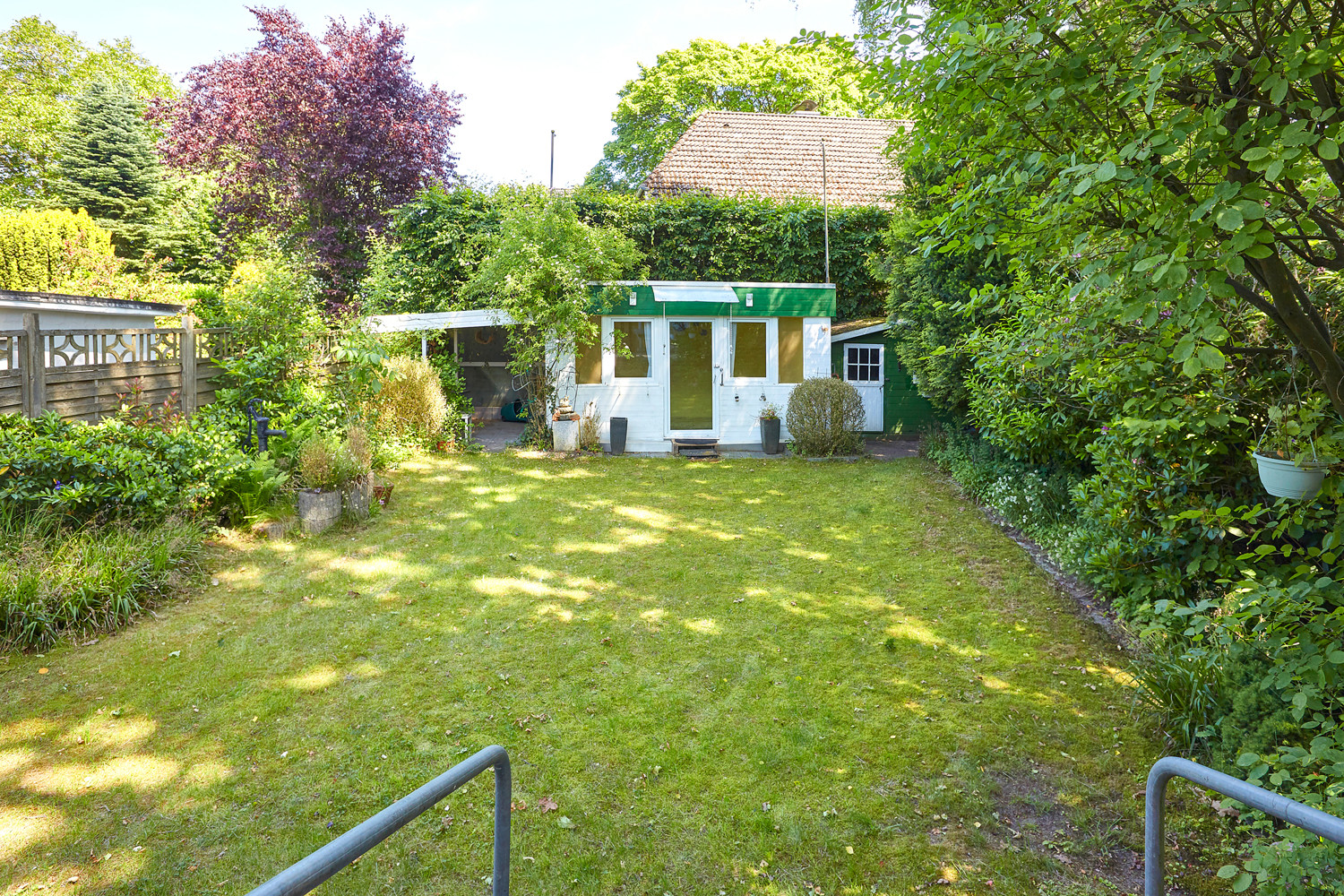 Blick zum Gartenhaus und überdachtem Freisitz