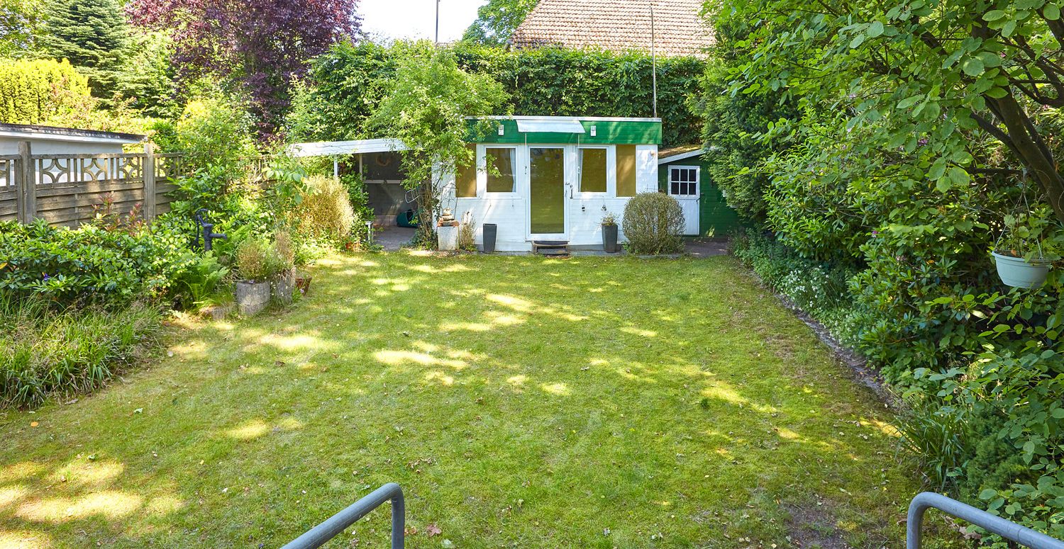 Blick zum Gartenhaus und überdachtem Freisitz