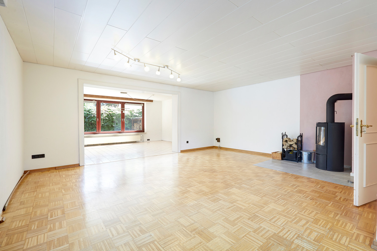 Wohnzimmer mit Kaminofen und Anbau