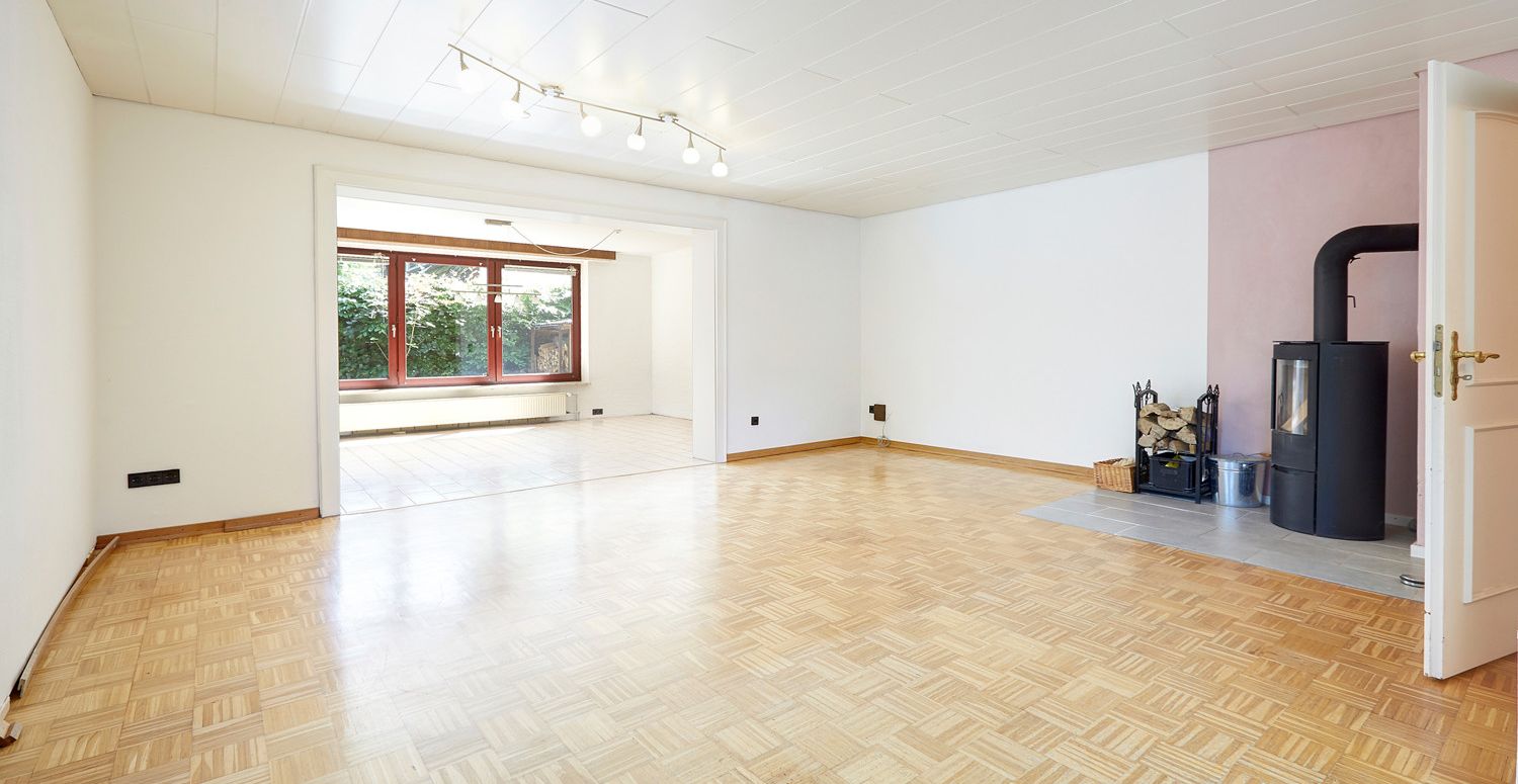 Wohnzimmer mit Kaminofen und Anbau