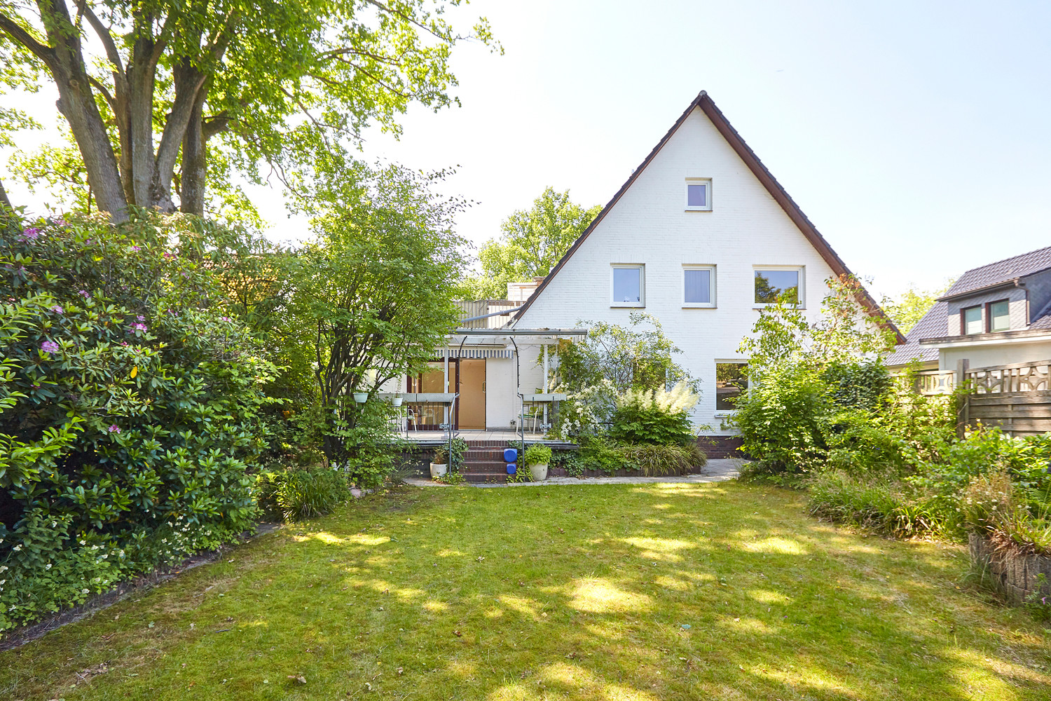Gartenfläche und überdachte Terrasse