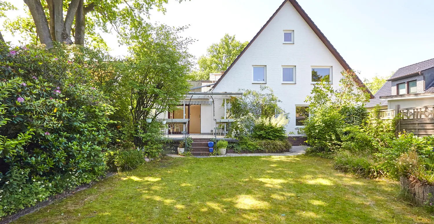 Gartenfläche und überdachte Terrasse