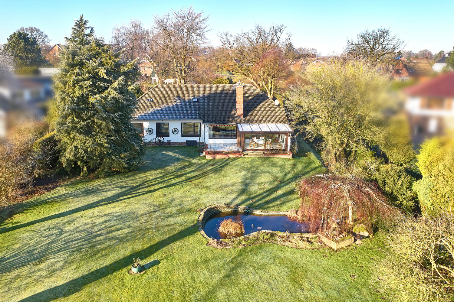 Terrasse und Gartenteich