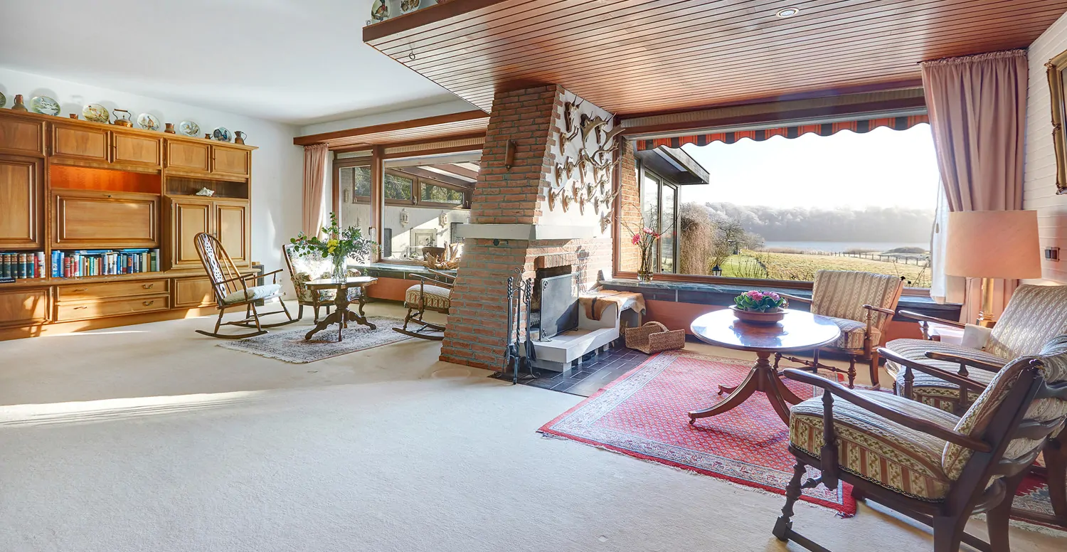 Wohnbereich mit Kamin und herrlichem Ausblick