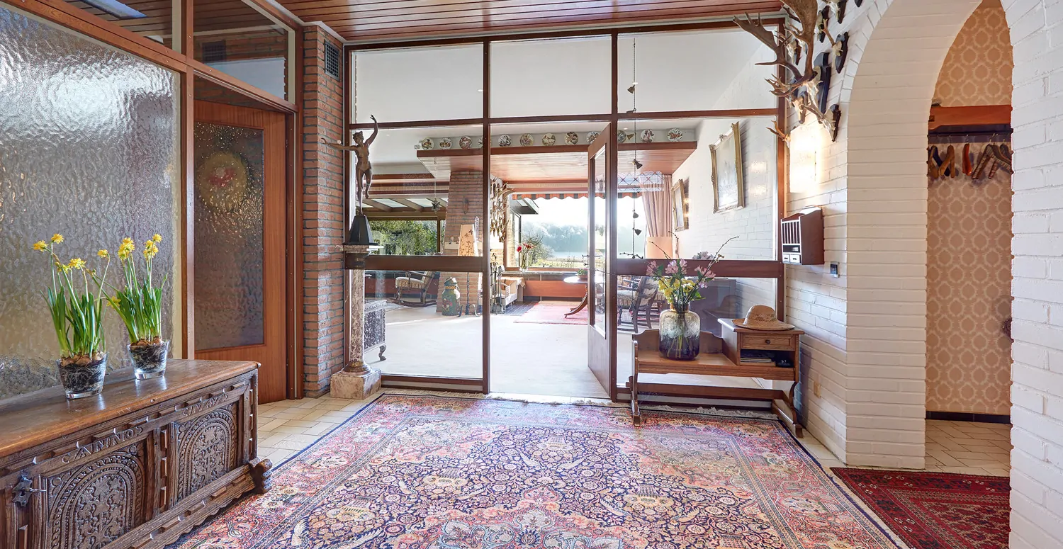 Stilvoller Eingangsbereich mit Midcentury-Elementen